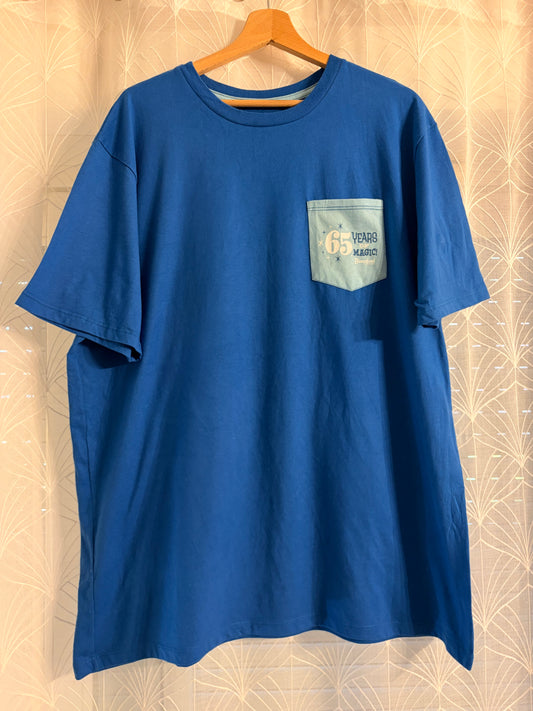 T-shirt Disney Parks « 65 Years of Magic » Disneyland Bleu à Poche – Taille XL
