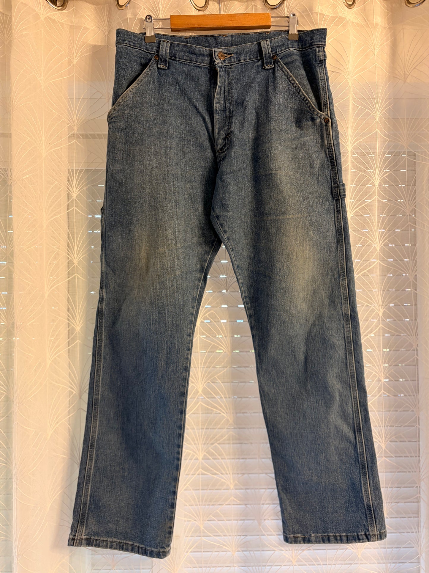 Jean Carpenter Wrangler Bleu Délavé Mid-Blue Boucle Marteau Poches Outils Triples Surpiqûres W34/L32 – Homme