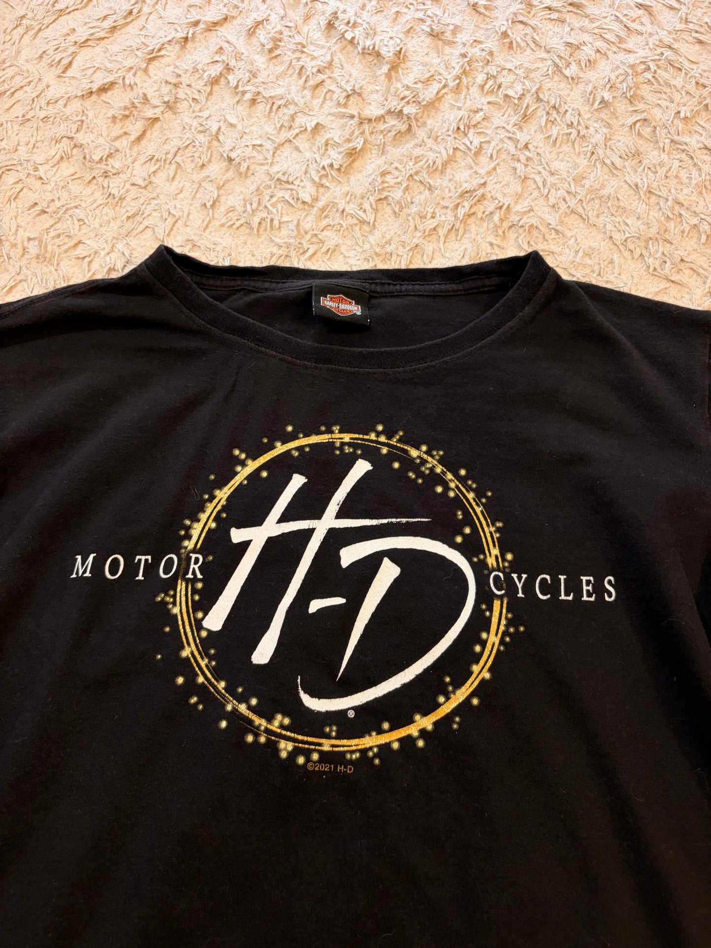 T-shirt Manches Longues Harley-Davidson Antelope Valley Lancaster California Noir Logo HD Étincelles Dorées Inscription Manche 100% Coton – Femme – Taille M/L