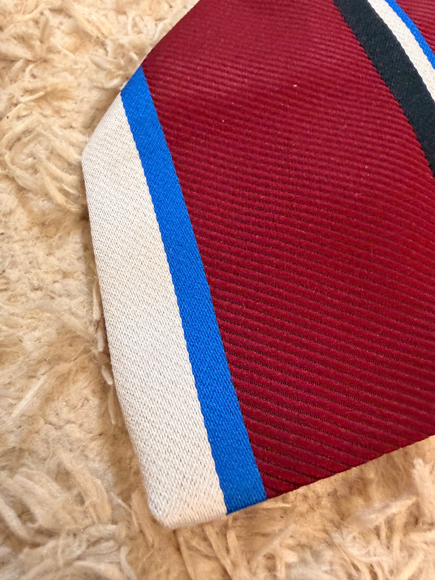 Cravate Wembley Vintage Bordeaux Rayures Diagonales Blanc/Bleu Roi/Noir Doublure Rouge Satinée Ivy League – Homme