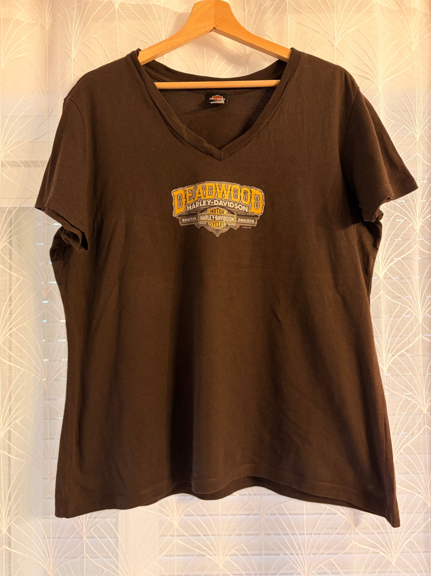 T-shirt Harley-Davidson Col V 2022 Deadwood South Dakota Marron Chocolat 100% Coton Logo Poitrine et Dos – Femme – Taille XL