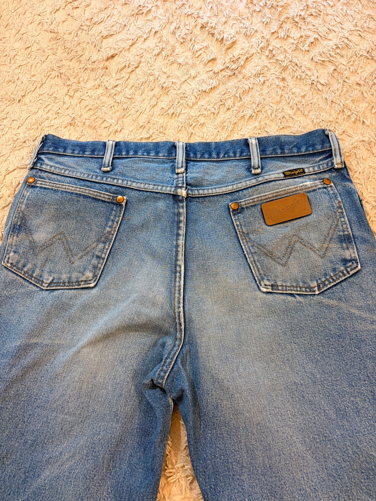 Jean Wrangler 946DEN Regular Fit Bleu Stonewash Light Blue 100% Coton Denim Lourd Patine Vintage W38/L30 – Homme