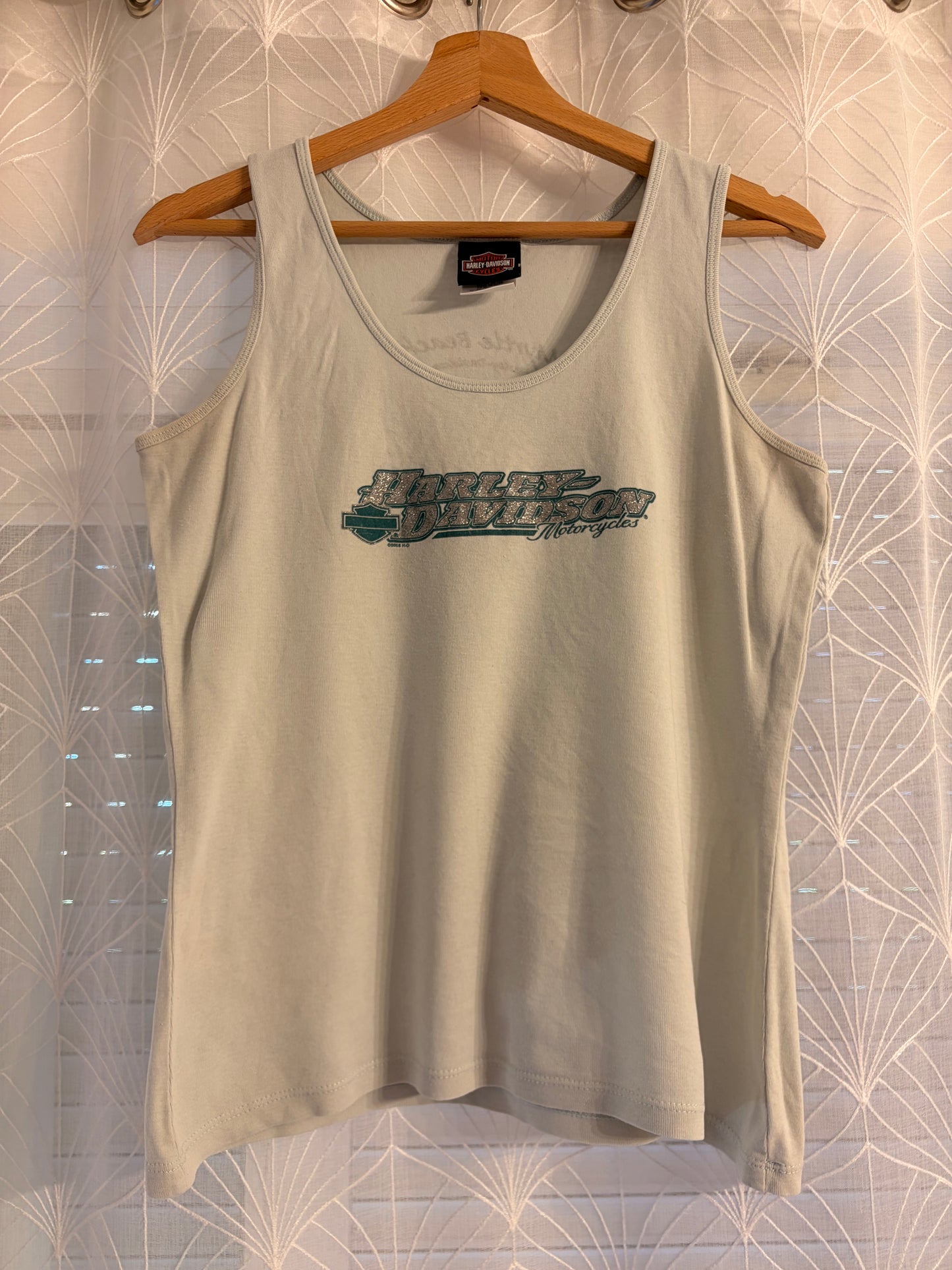 Débardeur Harley-Davidson Vintage 2008 Beige Sable Paillettes Argentées/Vertes Dos Ailes Myrtle Beach South Carolina 100% Coton Made in USA – Femme – Taille L
