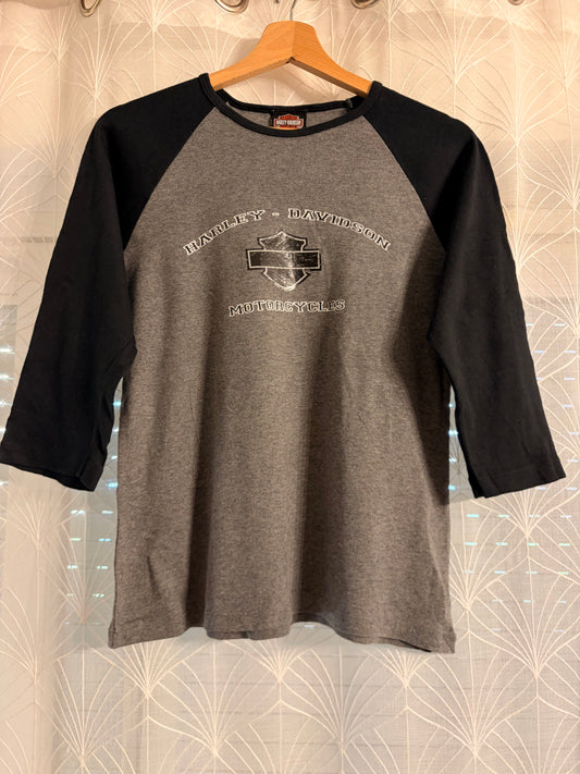 T-shirt Raglan Harley-Davidson Vintage 2004 La Crosse Area Onalaska Wisconsin Gris Chiné/Noir Manches 3/4 100% Coton Made in USA – Femme – Taille M/L