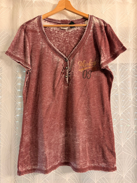 T-shirt Harley-Davidson MotorClothes Col Tunisien Boutoné Acid Wash Pourpre/Bordeaux Délavé Paillettes Dorées Freedom of the Road 1903 – Femme – Taille L
