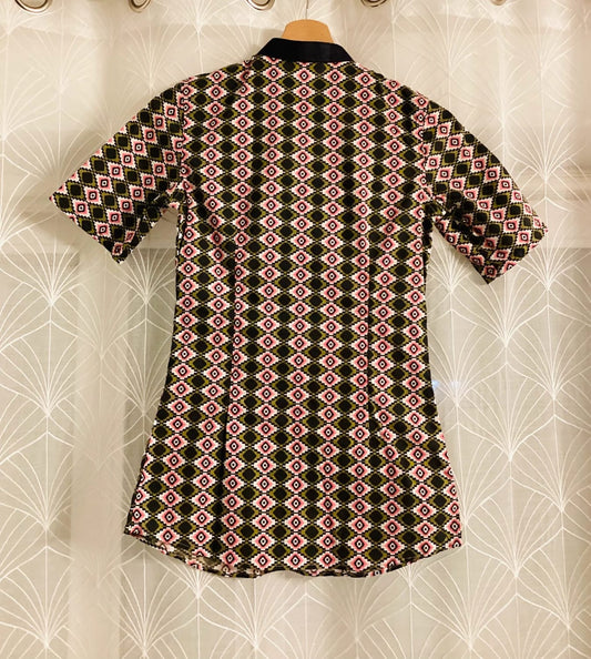 Chemise à motifs géométriques rose et vert, manches courtes, col noir, vêtement seconde main mode