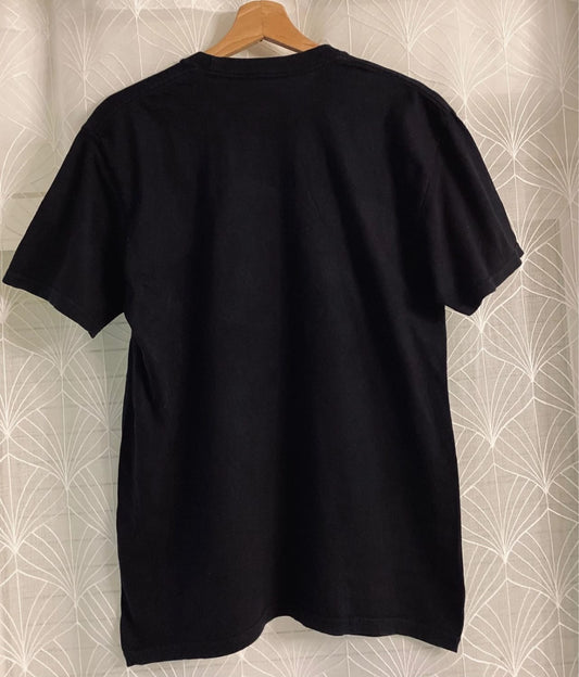 T-shirt noir uni vintage suspendu, vêtement de seconde main mode homme