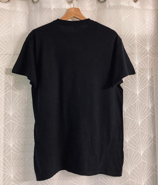 T-shirt noir d'occasion suspendu sur cintre, style casual et tendance