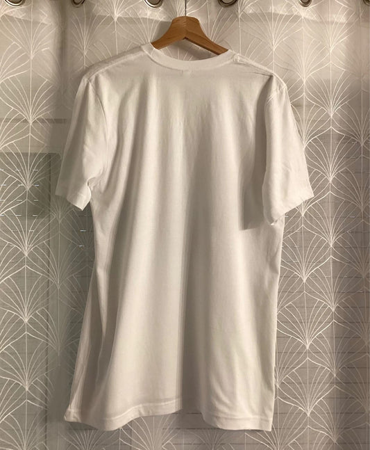 T-shirt blanc classique en coton, seconde main, suspendu sur cintre, idéal pour look casual mode