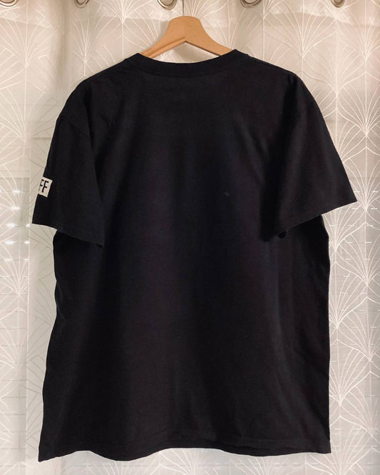 T-shirt noir d'occasion avec logo FF sur manche, style casual et tendance