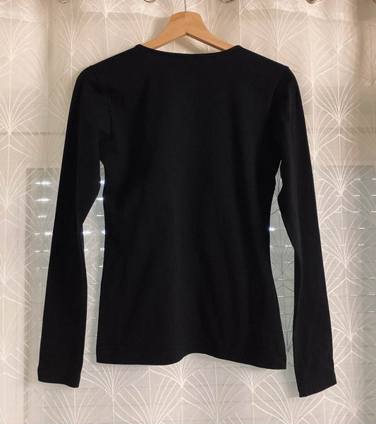 T-shirt noir à manches longues suspendu sur cintre, vêtement de seconde main élégant