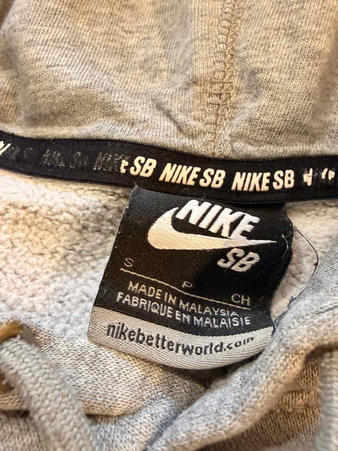 🛹 Pull Nike SB Crop à Capuche Gris - Streetwear & Tendance