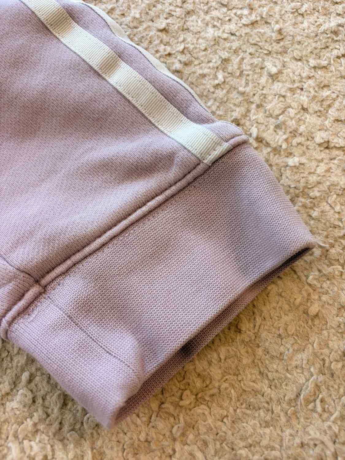 💜⚪️ Pull Adidas Crop à Capuche Lilas à Bandes Blanches - Douceur & Style Sportif