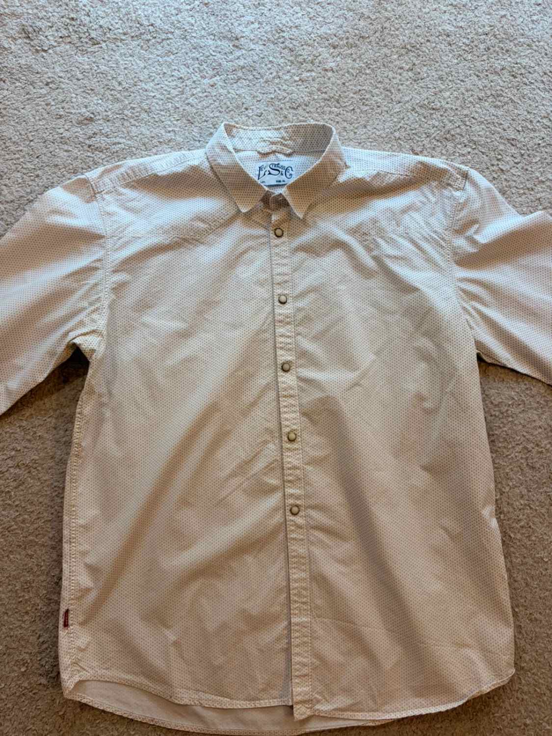 Camisa Levi's Blanco con Motivo Gris - Minimalismo y Versatilidad