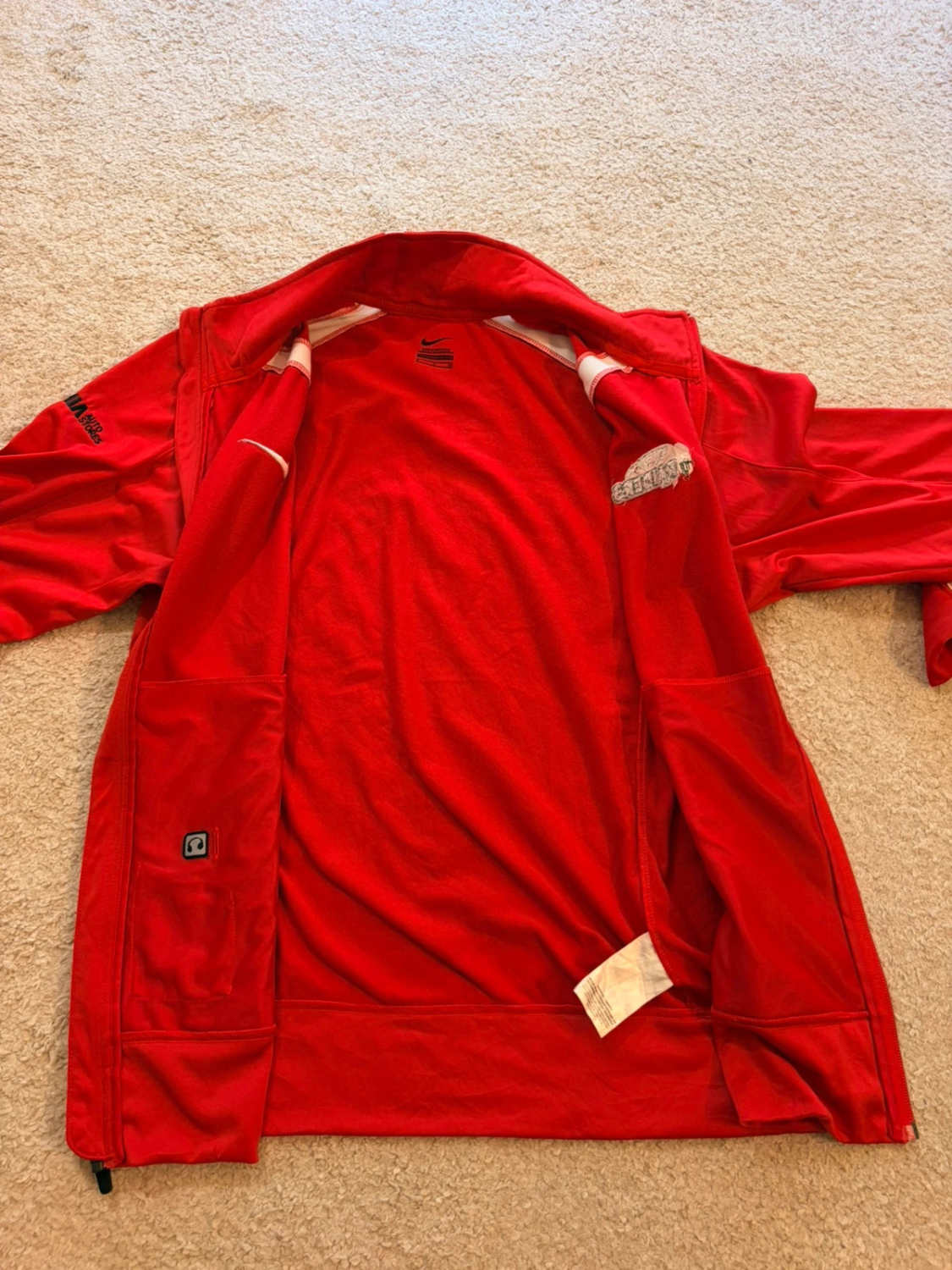 🏈🔥 Veste Nike "Raiders Lithia Auto Store" Rouge/Blanc - Collector & Sportive
