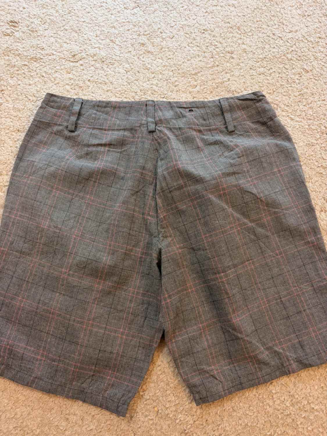 🎲🩳 Short Banana Republic "Martin Fit" à Carreaux Gris/Noir/Rouge - Audacieux & Casual