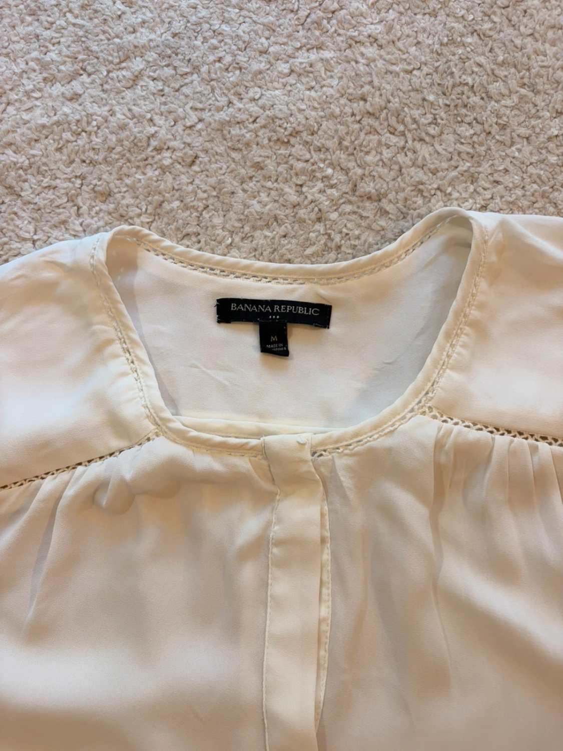 Blouse crème Banana Republic, col rond, taille M, vêtement seconde main
