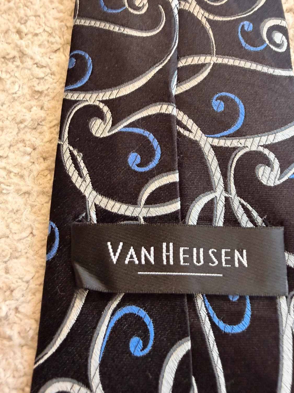 👔 Cravate Van Heusen - Soie - Motif Noir & Bleu