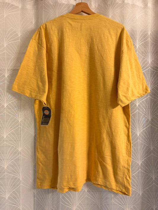 👕 Camiseta Dickies "A Legend in Work" - Mostaza - Nueva (XL)