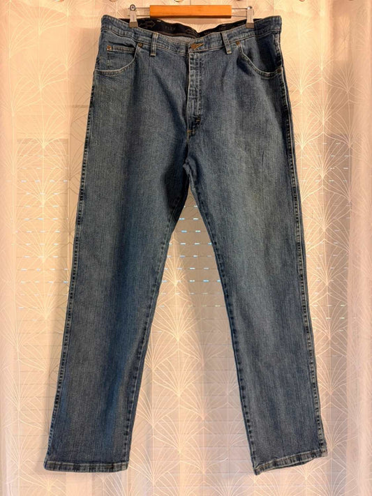 Jeans Levi's en denim bleu, coupe droite, suspendus sur cintre