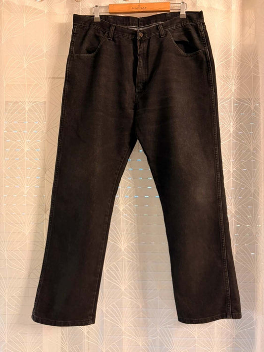 Jeans noirs en denim, coupe droite, suspendus sur cintre, vêtement seconde main mode