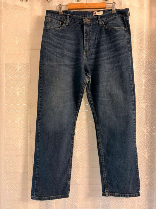 Jeans Levi's en denim bleu foncé, style classique, suspendus sur cintre