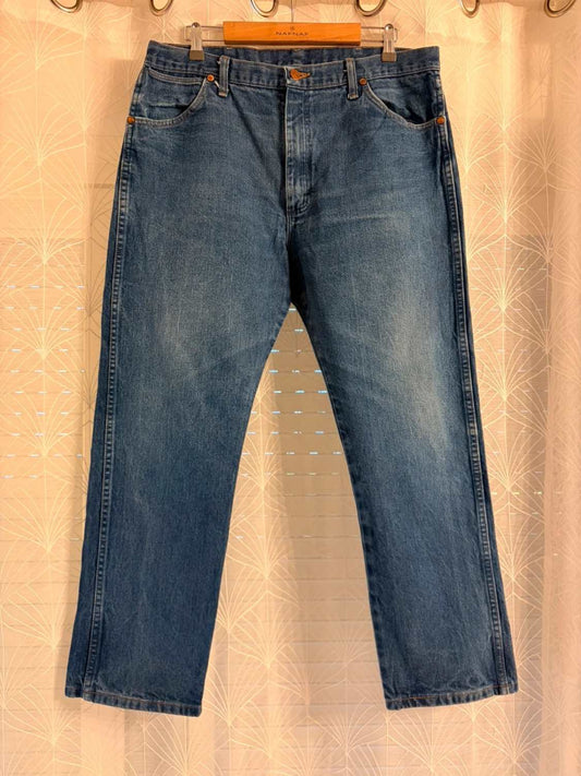 Jeans Levi's en denim bleu, style classique, suspendus sur cintre