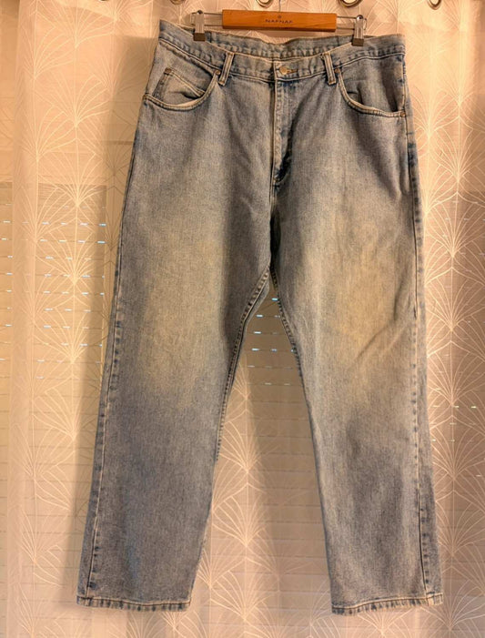 Jeans Levi's vintage bleu clair suspendus sur cintre, style classique seconde main