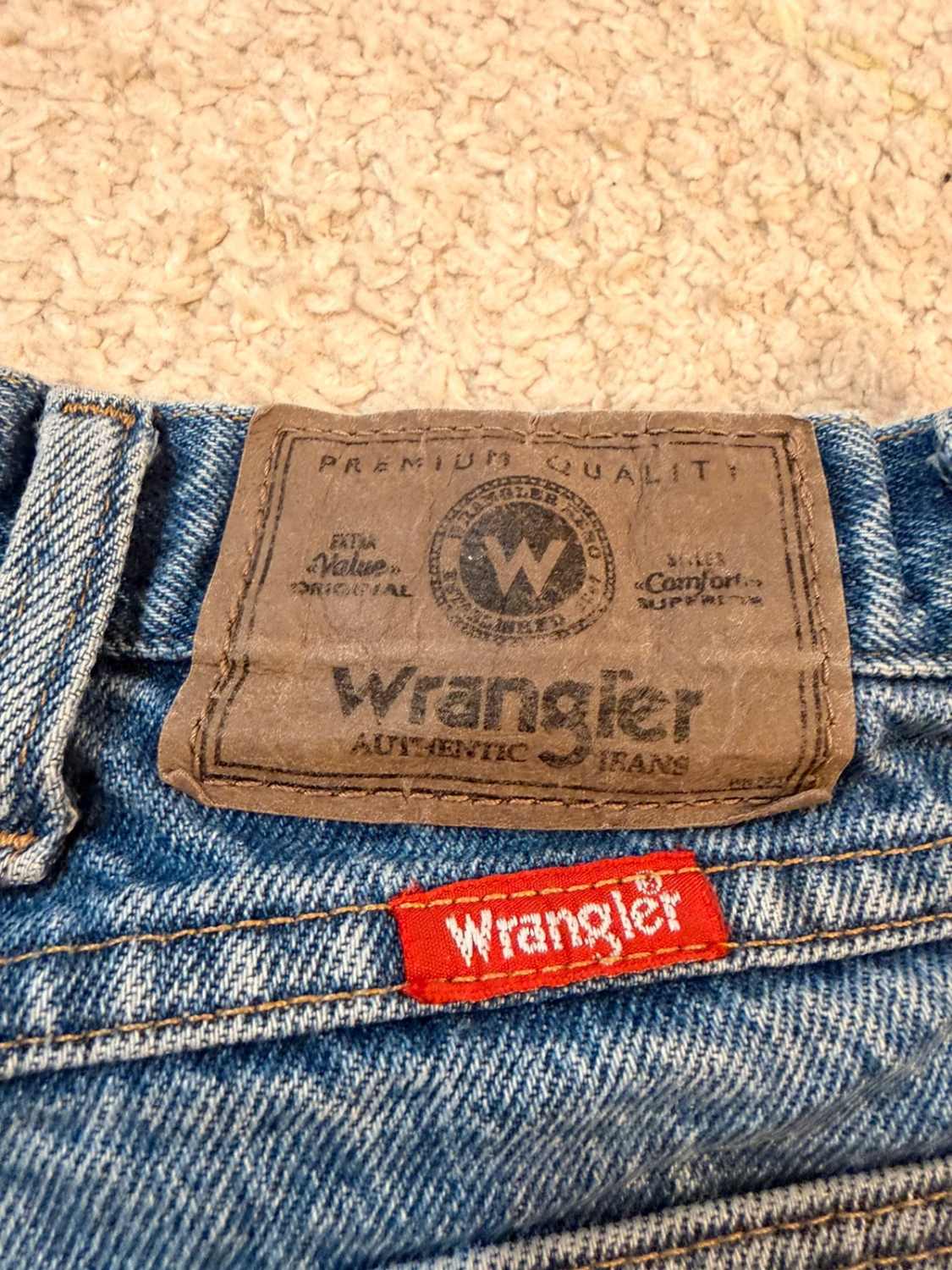 Jeans Wrangler authentiques d'occasion, qualité premium, étiquette rouge et marron visible