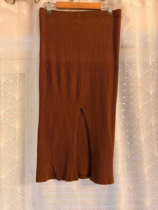 Pantalon marron côtelé en seconde main, style élégant et confortable