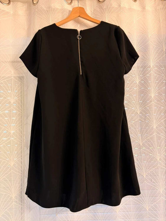 Robe noire courte à manches courtes avec fermeture éclair dos, vêtement seconde main élégant