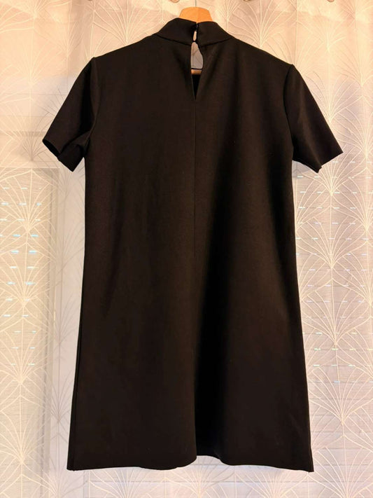 Robe noire courte manches courtes col montant dos dos boutonné