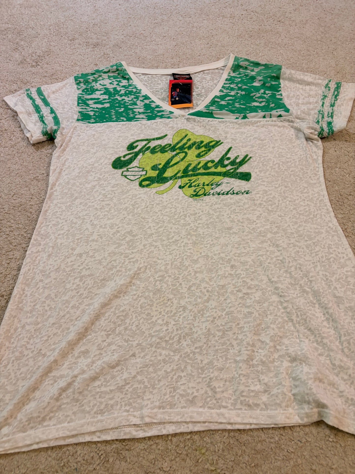T-shirt Harley-Davidson « Feeling Lucky » Blanc/Vert – Neuf avec Étiquette – Femme – Taille 2XL