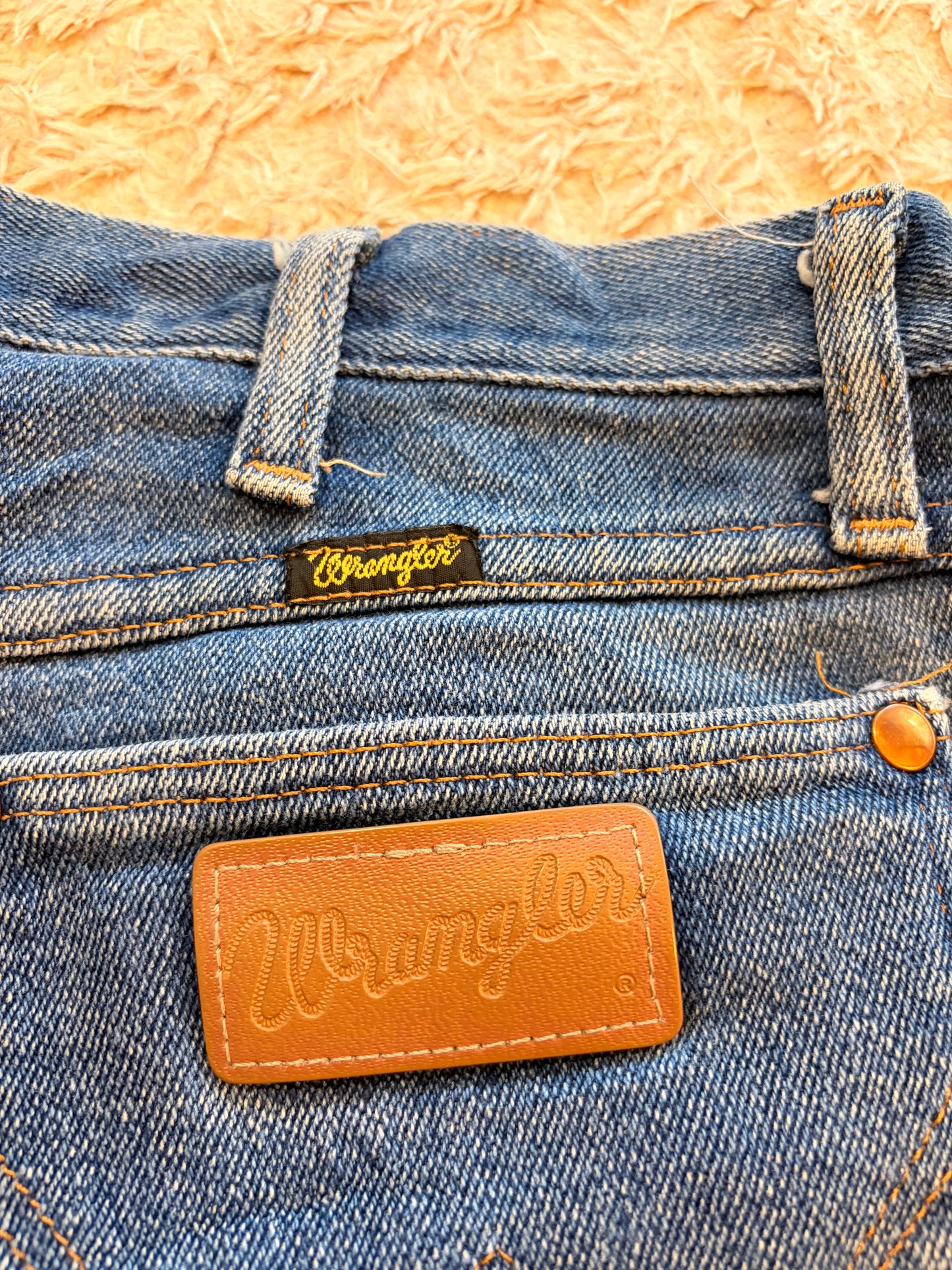 Jean Wrangler Vintage Authentic Straight Bleu Moyen Délavage Naturel 100% Coton Brut Bouton Relief Patch Logo Dos W34/L32 – Homme