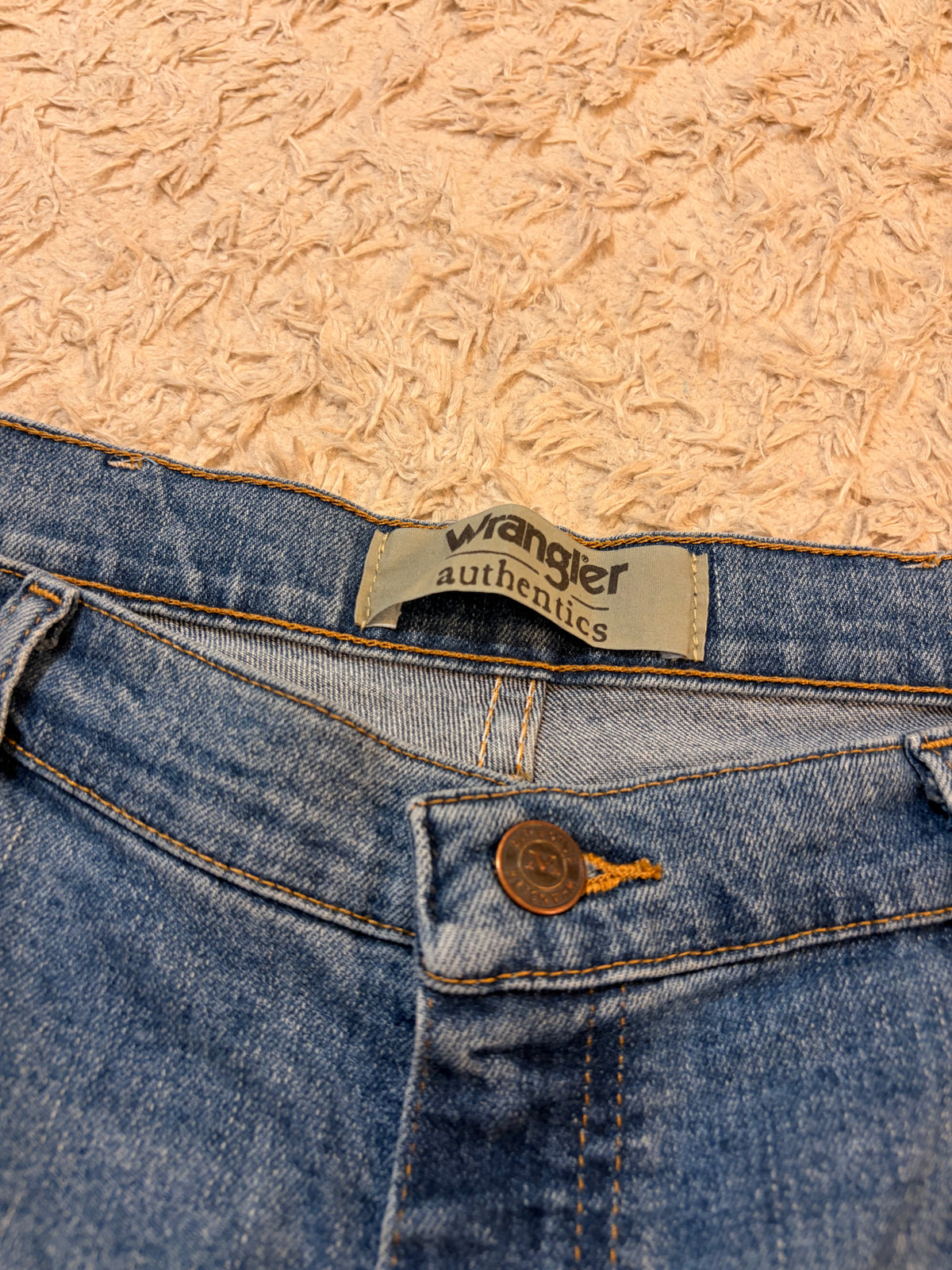 Jean Wrangler Authentics Regular Fit Bleu Moyen Délavé Coton Polyester Élasthanne W36/L29 (FR 44-46) – Homme – Très Bon état