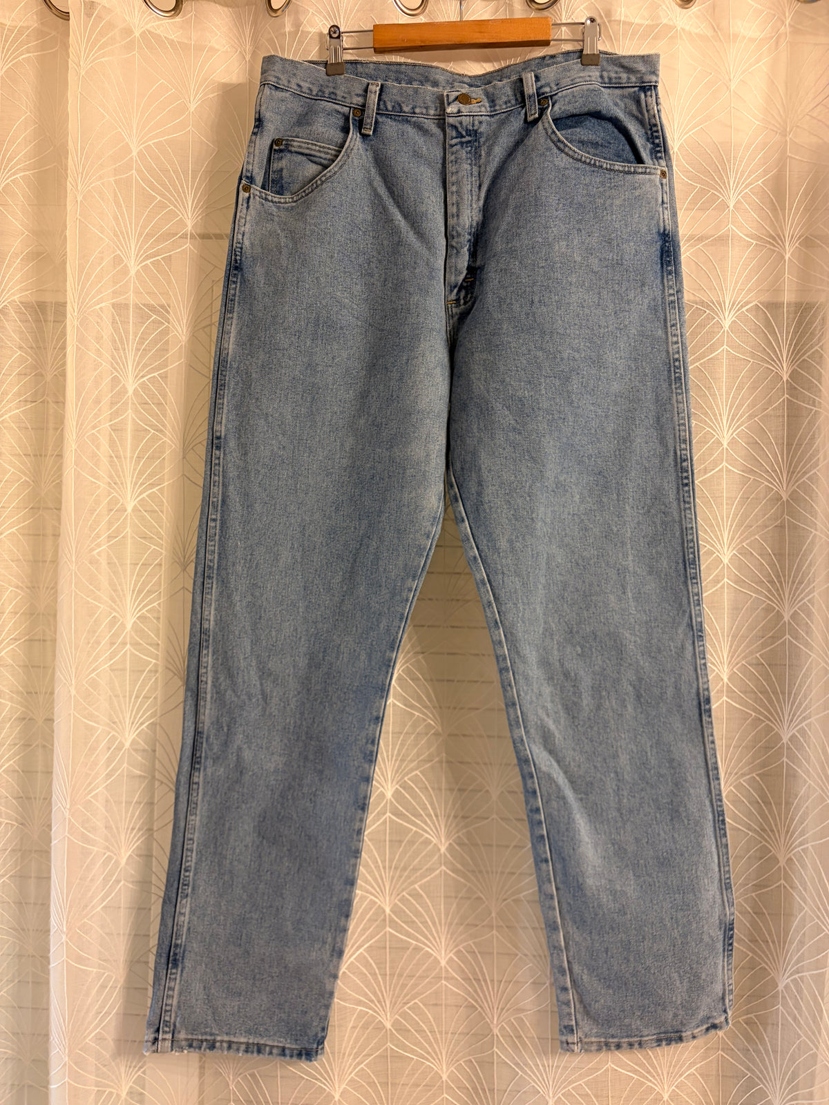 Jean Wrangler Rugged Wear Bleu Clair Délavé 100% Coton Regular Fit W40/L34 (FR 48-50 Grande Taille Longue) – Homme – Très Bon état