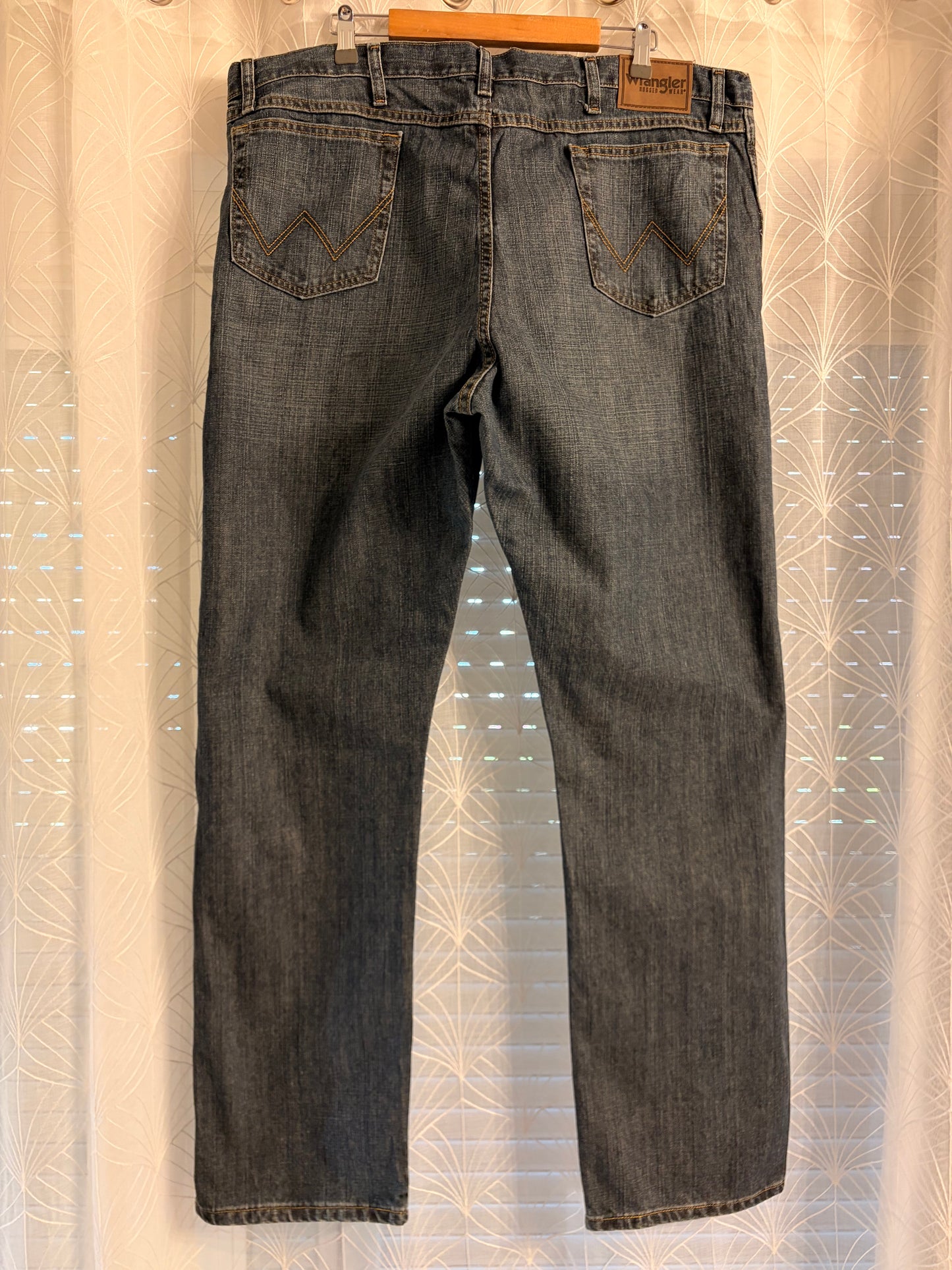 Jean Wrangler Rugged Wear Bleu Brut Straight Fit 100% Coton – Taille W42 L34 | Seconde Main