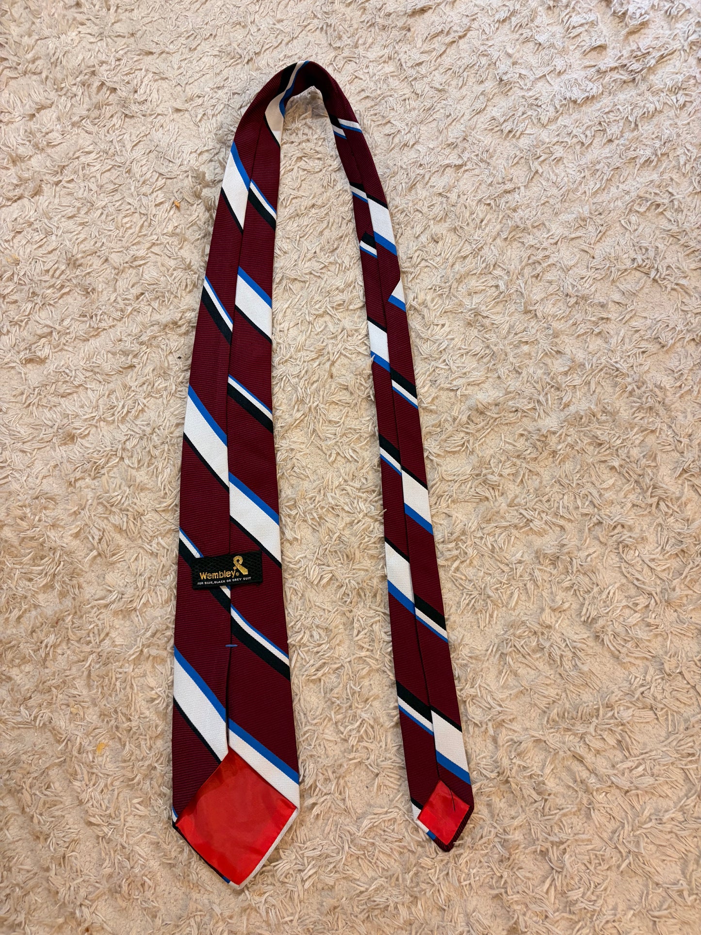 Cravate Wembley Vintage Bordeaux Rayures Diagonales Blanc/Bleu Roi/Noir Doublure Rouge Satinée Ivy League – Homme