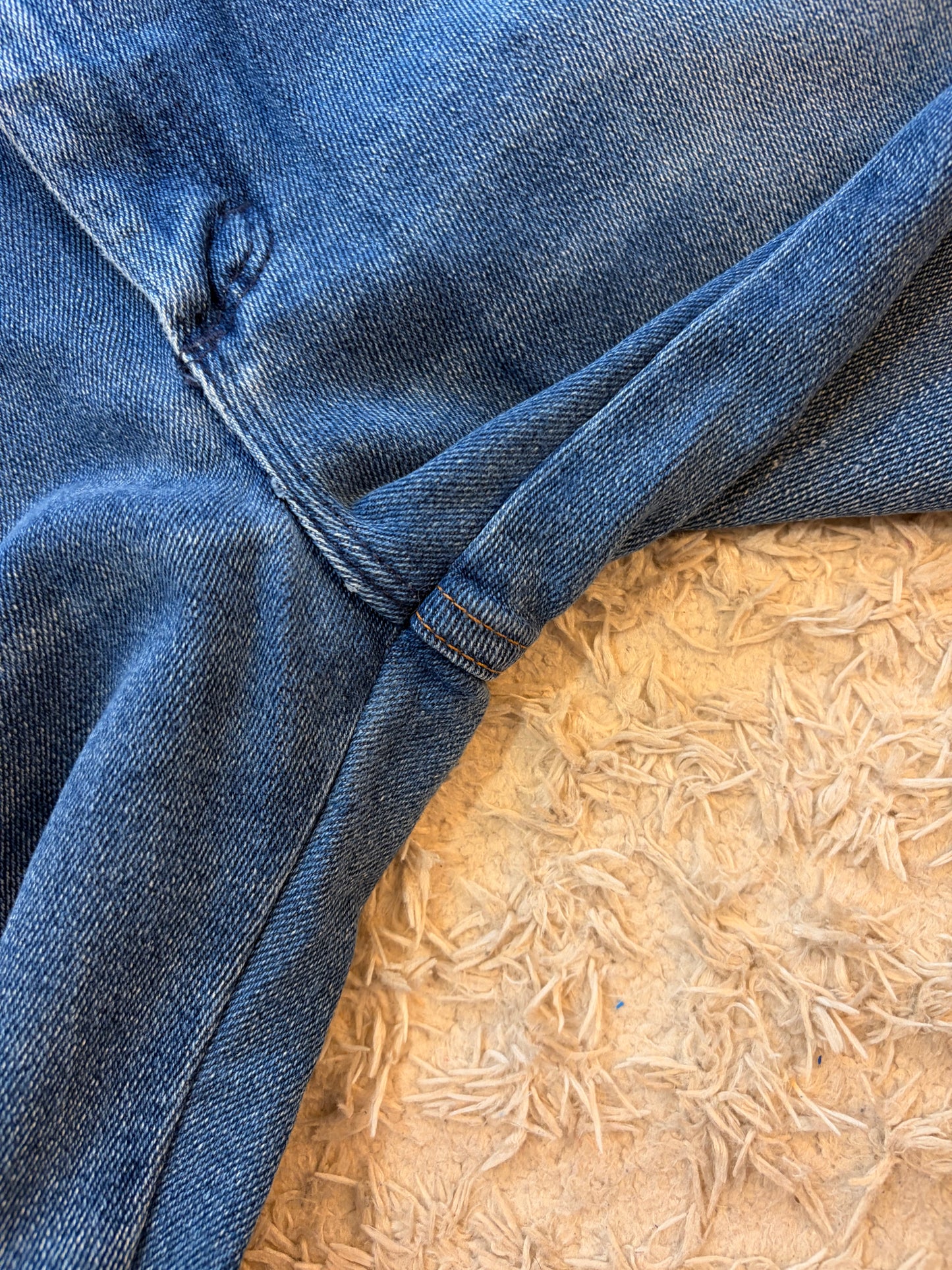 Jean Wrangler Vintage Authentic Straight Bleu Moyen Délavage Naturel 100% Coton Brut Bouton Relief Patch Logo Dos W34/L32 – Homme