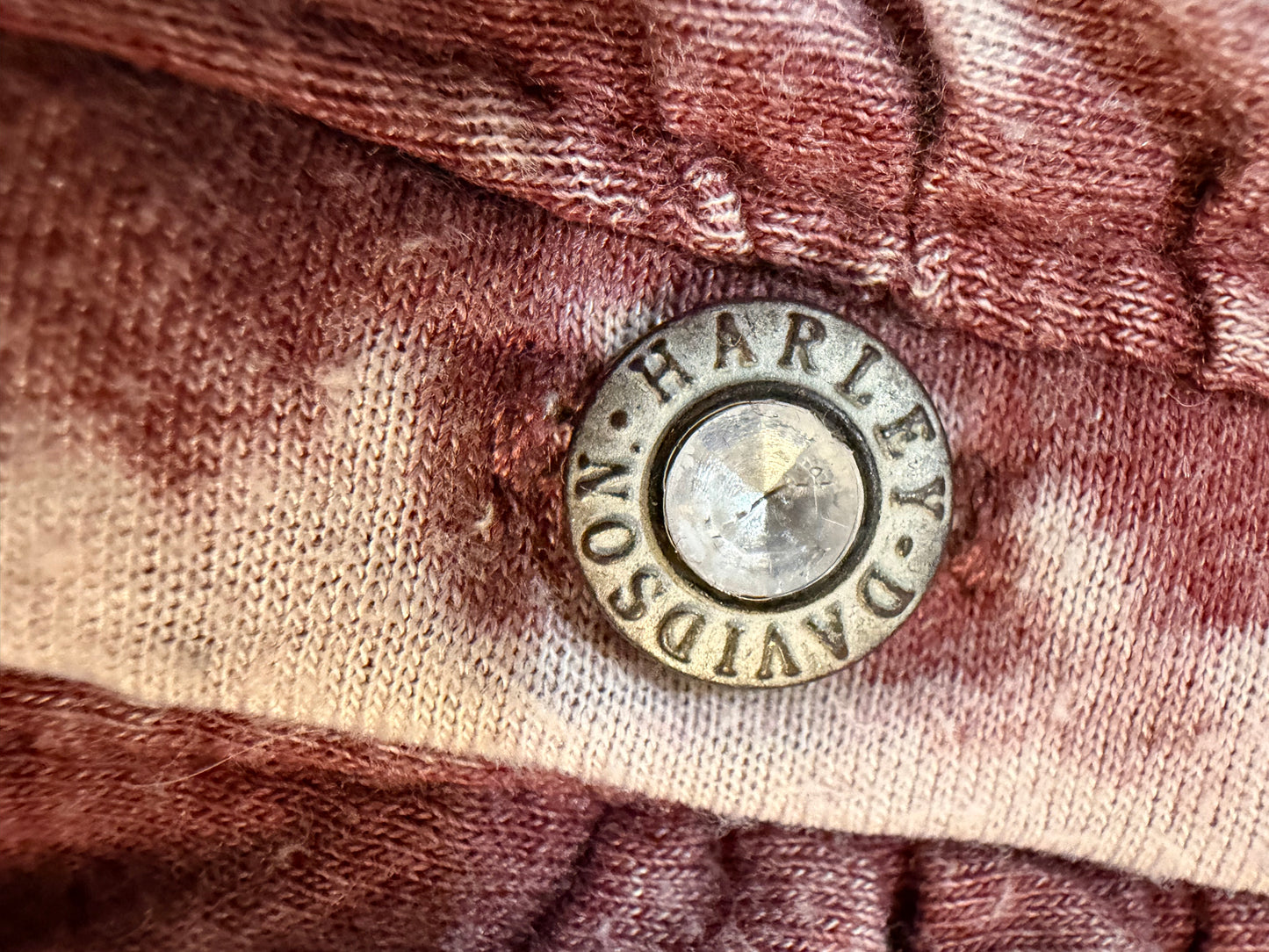 T-shirt Harley-Davidson MotorClothes Col Tunisien Boutoné Acid Wash Pourpre/Bordeaux Délavé Paillettes Dorées Freedom of the Road 1903 – Femme – Taille L