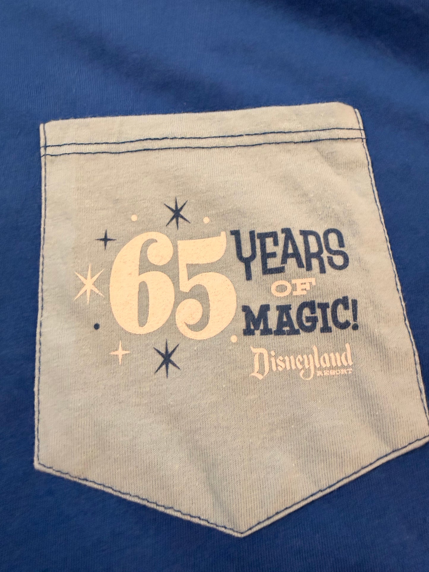 T-shirt Disney Parks « 65 Years of Magic » Disneyland Bleu à Poche – Taille XL