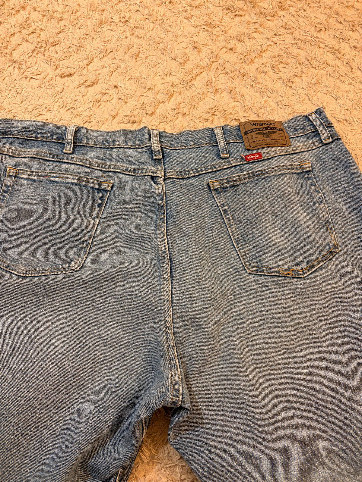 Jean Wrangler Premium Quality Classic Straight Bleu Clair Délavé 99% Coton Spandex W44/L32 (FR 52-54) – Homme Grande Taille – Très Bon état