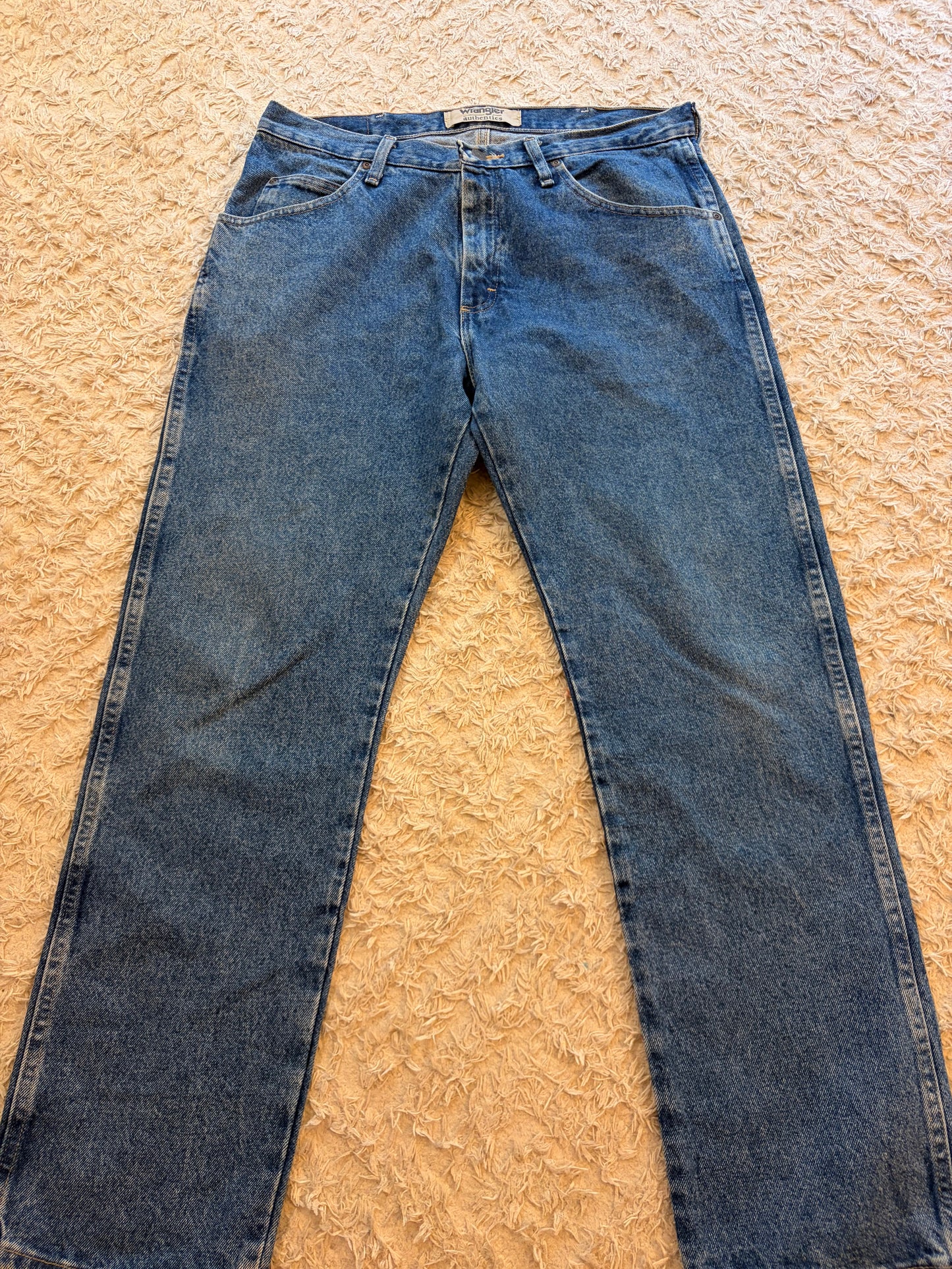 Jean Wrangler Authentics Regular Straight Bleu Moyen Stonewash 100% Coton W34/L30 Patch Arrière – Homme – Taille 44