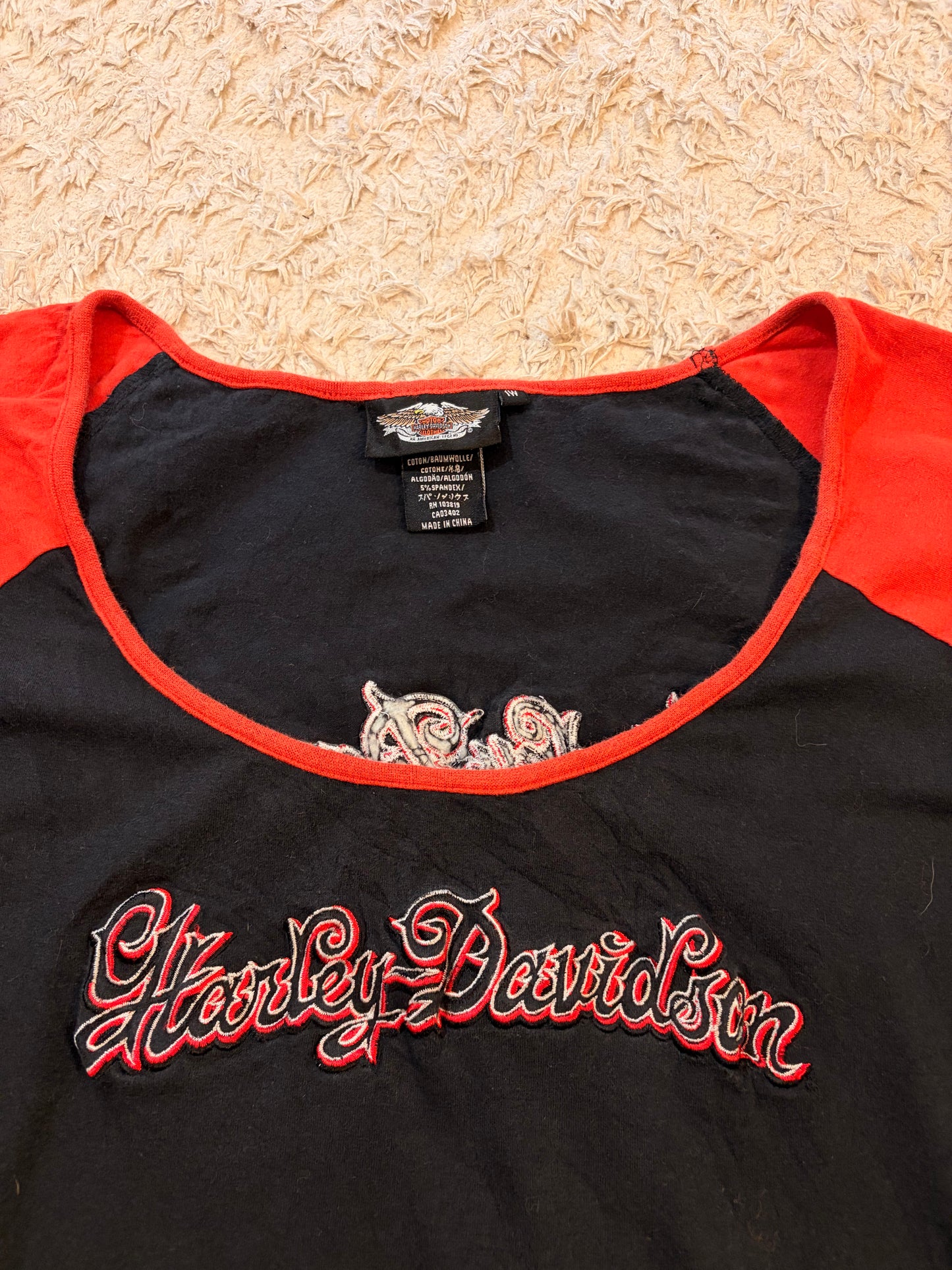 T-shirt Raglan Harley-Davidson MotorClothes Vintage Noir/Rouge Brodé Calligraphique Dos Tatouage Cœur Ailes Tribales 95% Coton – Femme – Taille XL