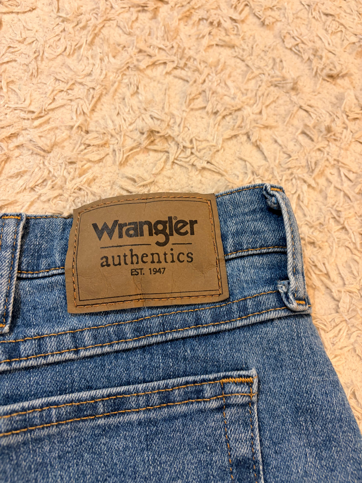 Jean Wrangler Authentics Regular Fit Bleu Moyen Délavé Coton Polyester Élasthanne W36/L29 (FR 44-46) – Homme – Très Bon état