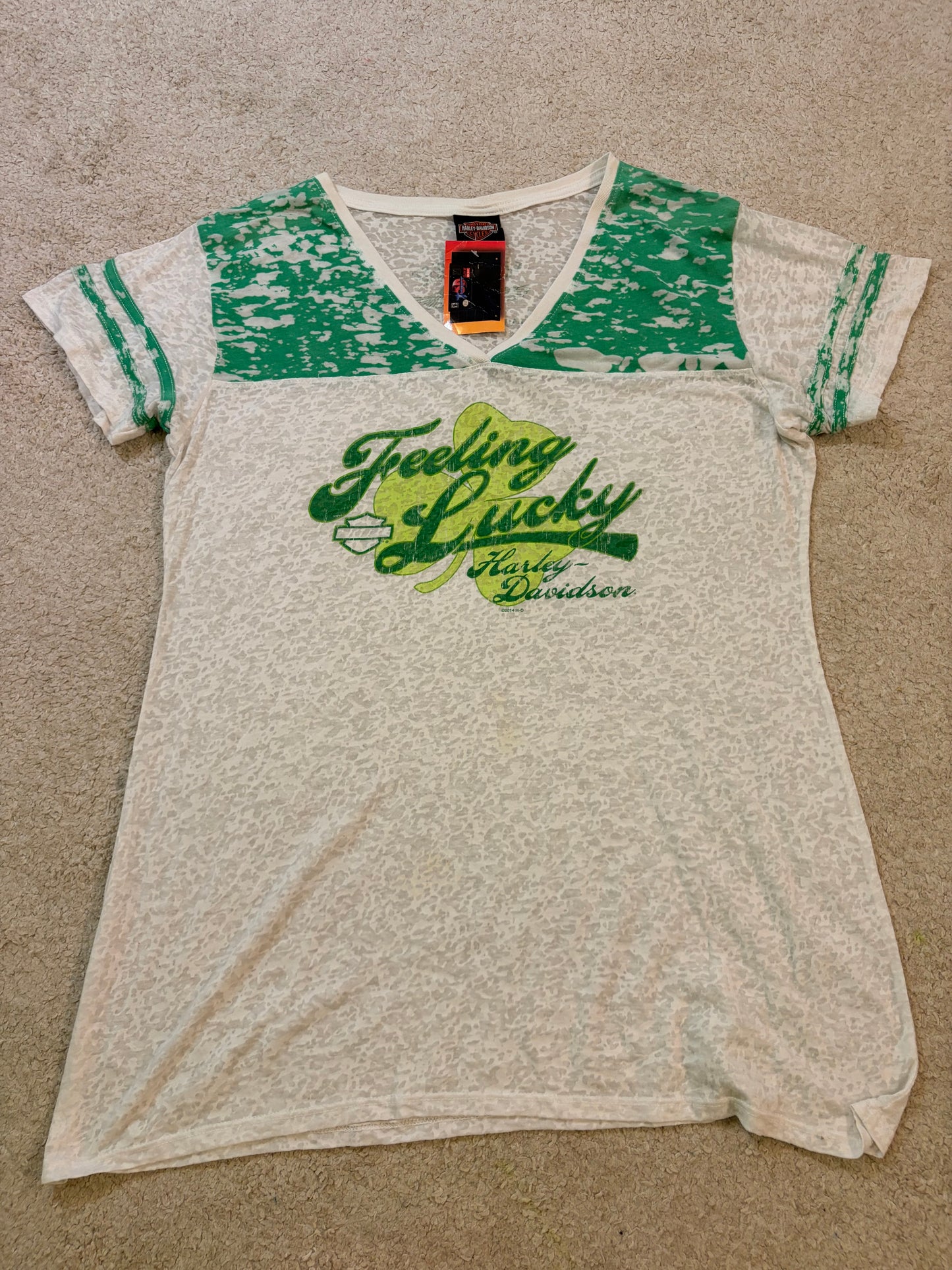 T-shirt Harley-Davidson « Feeling Lucky » Blanc/Vert – Neuf avec Étiquette – Femme – Taille 2XL
