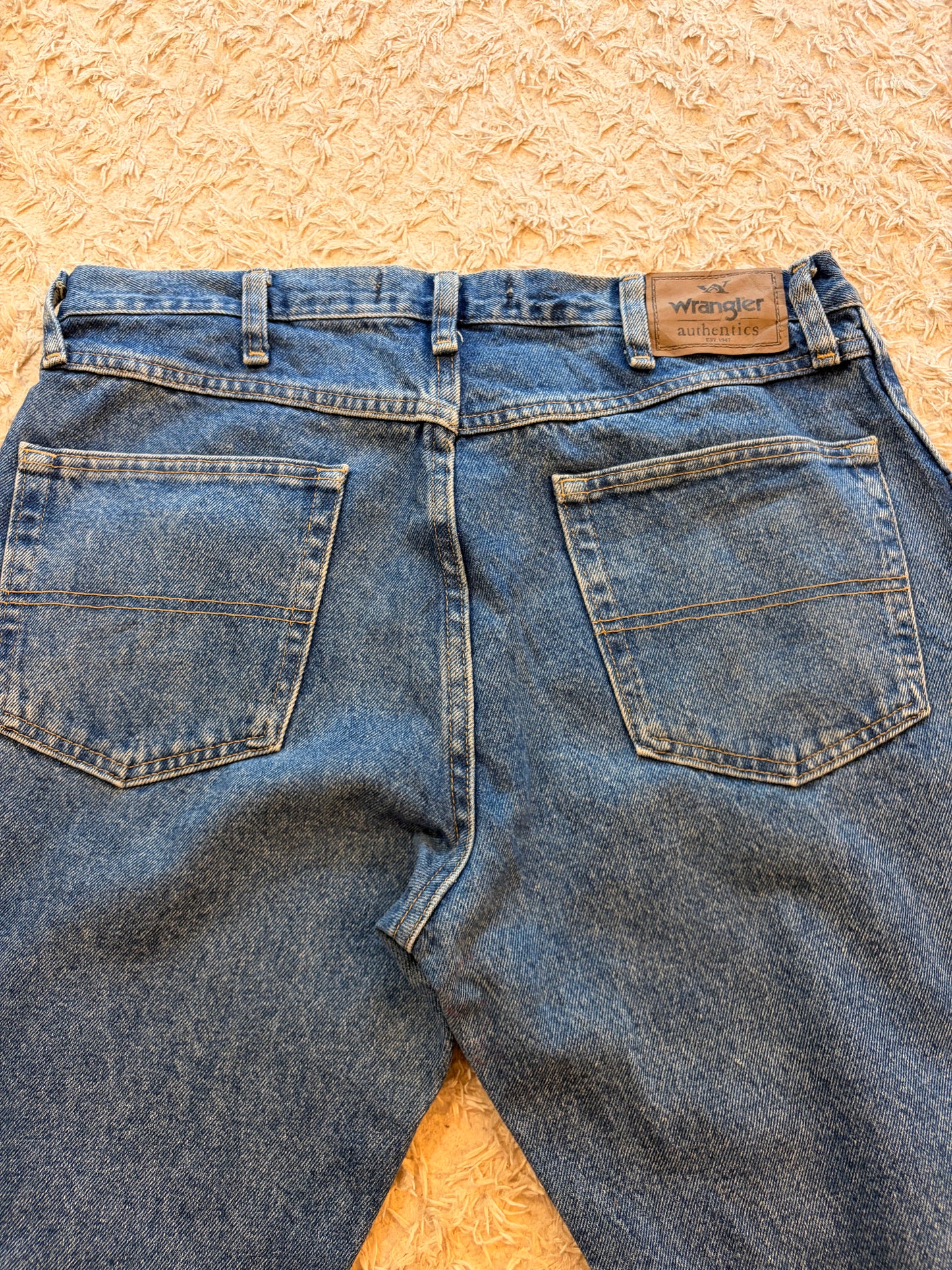 Jean Wrangler Authentics Regular Straight Bleu Moyen Stonewash 100% Coton W34/L30 Patch Arrière – Homme – Taille 44