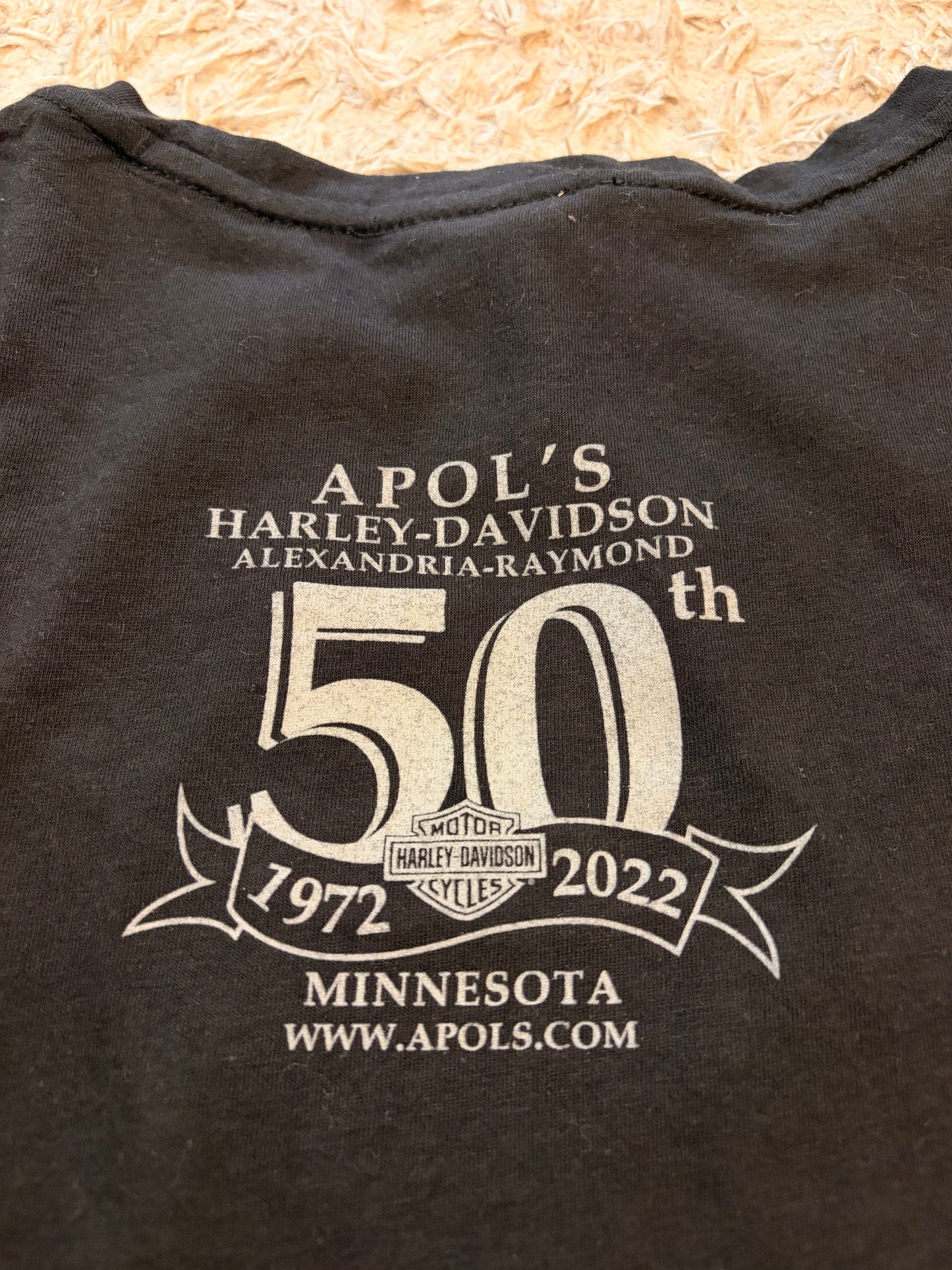 T-shirt Harley-Davidson 50ème Anniversaire Apol's Minnesota 1972-2022 Noir Strass Noirs Lettrage Argenté Bas Asymmétrique – Femme – Taille S
