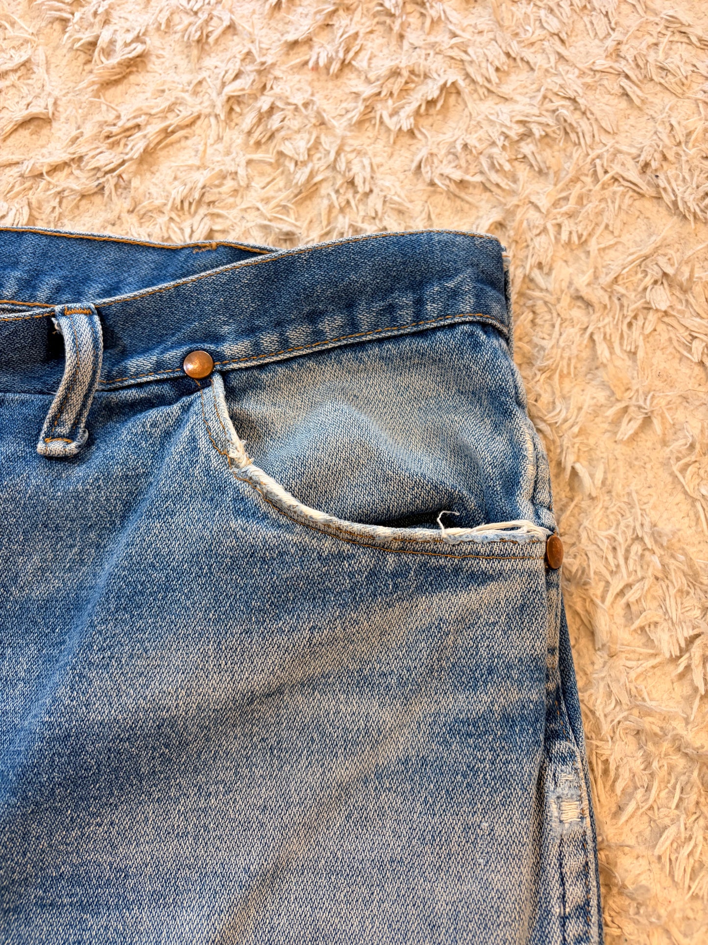 Jean Wrangler 946DEN Regular Fit Bleu Stonewash Light Blue 100% Coton Denim Lourd Patine Vintage W38/L30 – Homme