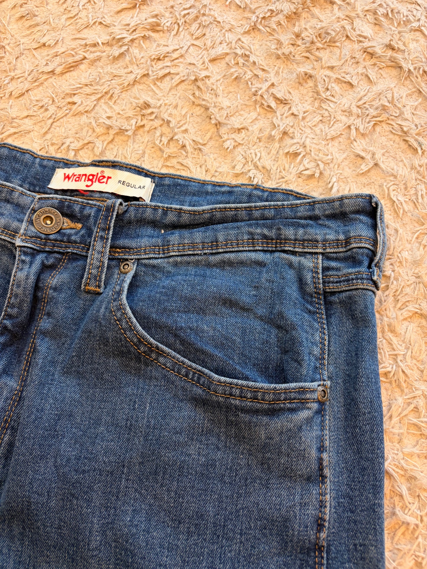 Jean Wrangler Regular Fit Bleu Moyen Délavage Naturel 98% Coton 2% Élasthanne Stretch W34/L32 – Homme – Taille 44